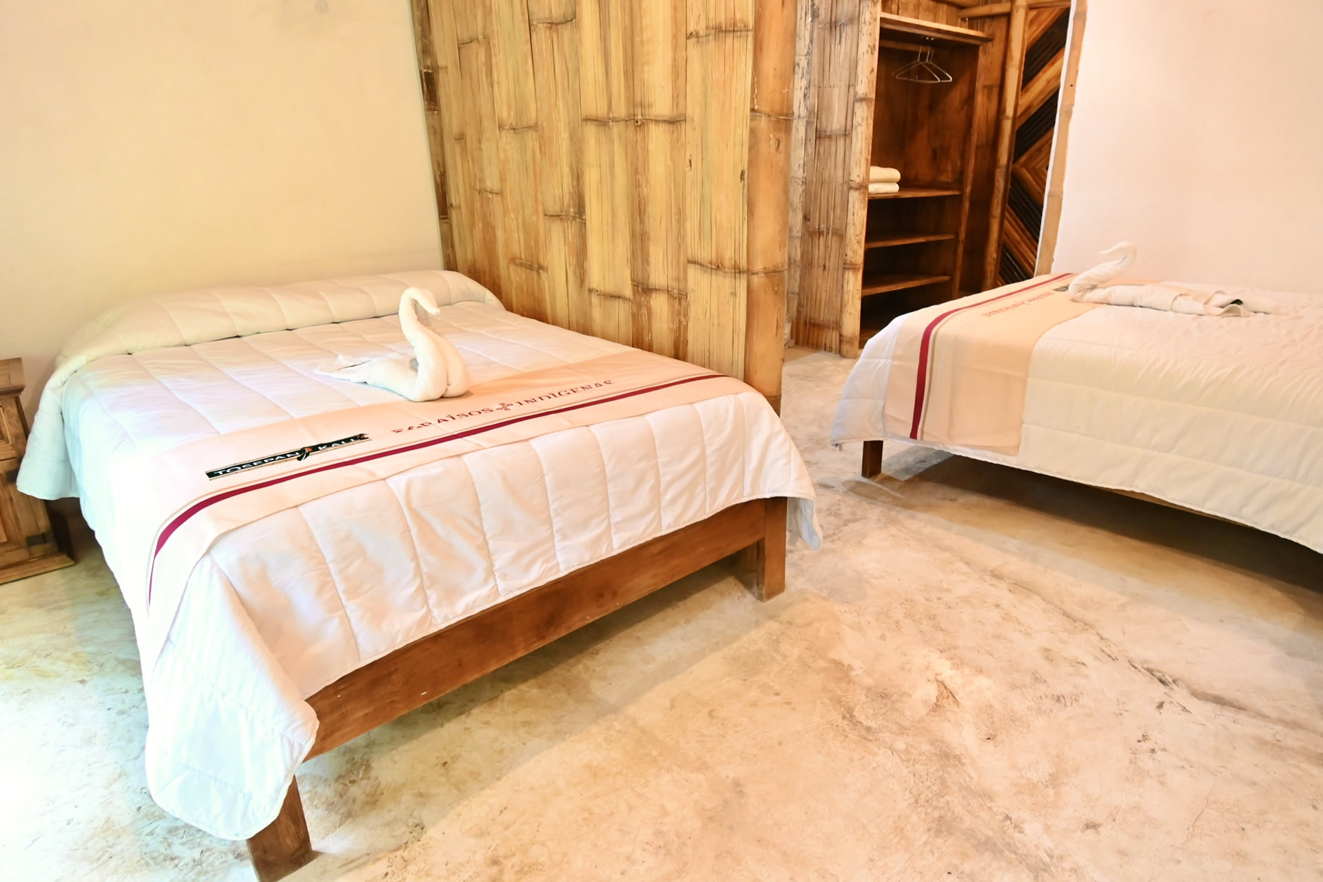 Con 1 cama matrimonial y 1 cama individual.